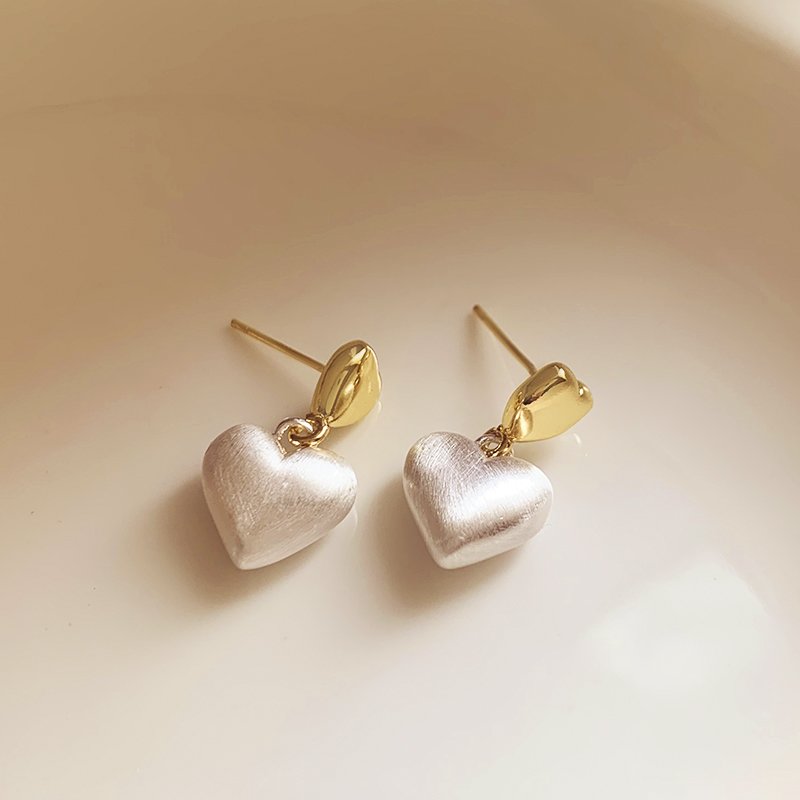 Double heart earrings for women with a high-end and elegant temperament, 2024 new popular style, atmospheric earrings, niche and unique earrings