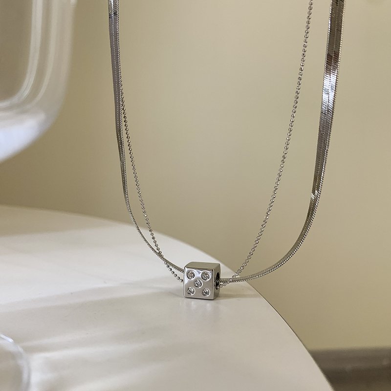 Double layered cube necklace for women with a niche design, featuring a light luxury and high-end feel. The 2024 new model is a hot selling item