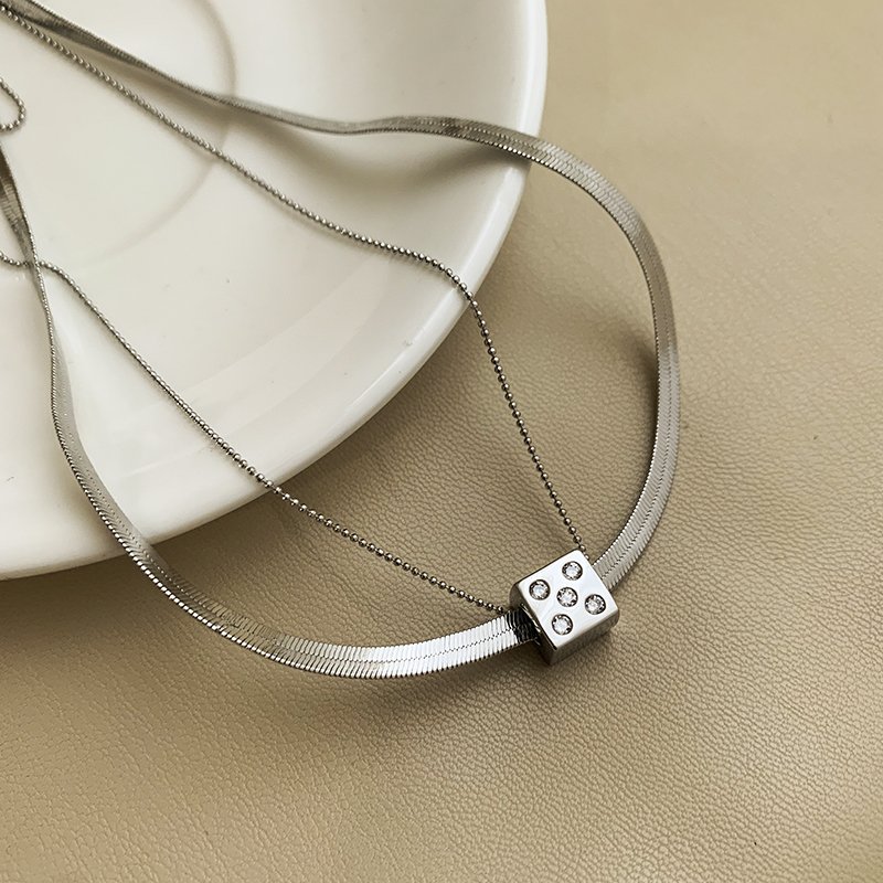 Double layered cube necklace for women with a niche design, featuring a light luxury and high-end feel. The 2024 new model is a hot selling item