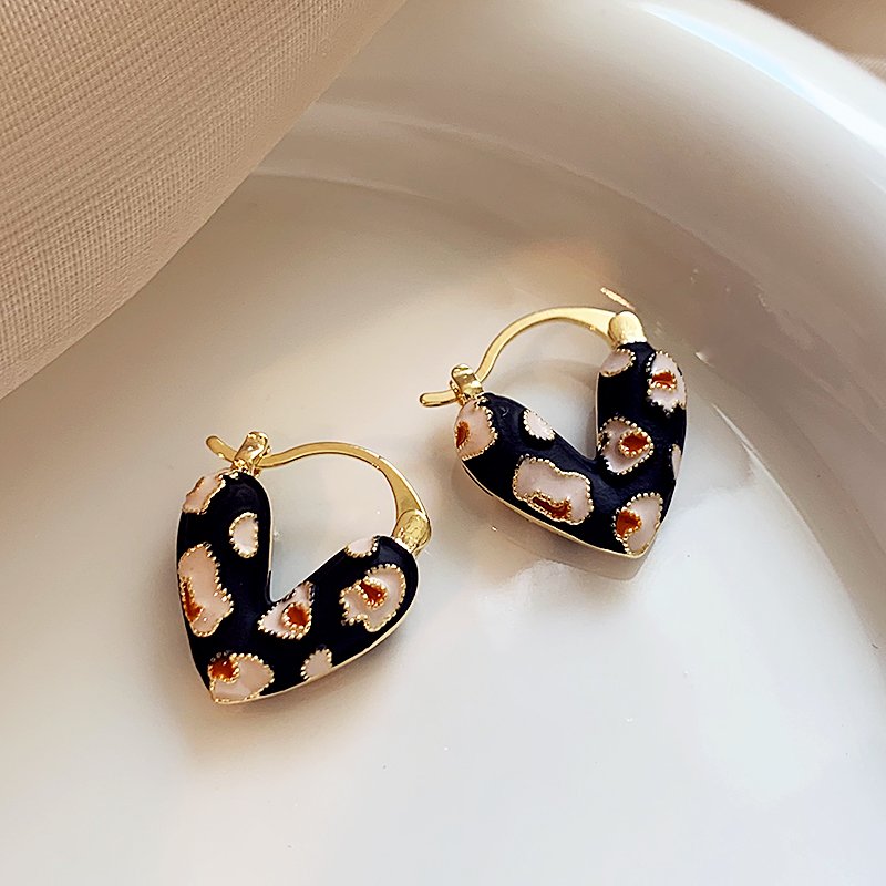 Double sided heart-shaped earrings with contrasting colors and patterns, female 2024 new popular item, light luxury and high-end temperament, atmospheric earring earrings