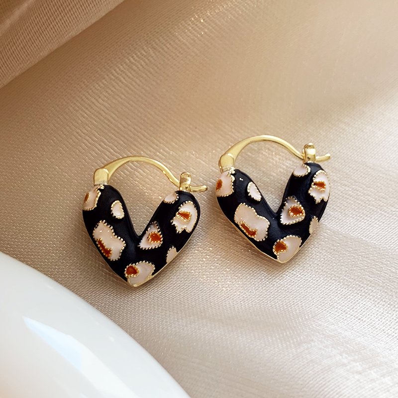 Double sided heart-shaped earrings with contrasting colors and patterns, female 2024 new popular item, light luxury and high-end temperament, atmospheric earring earrings