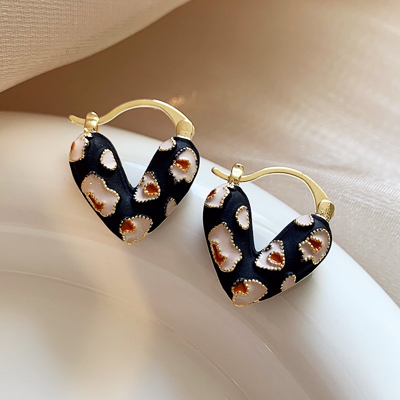 Double sided heart-shaped earrings with contrasting colors and patterns, female 2024 new popular item, light luxury and high-end temperament, atmospheric earring earrings