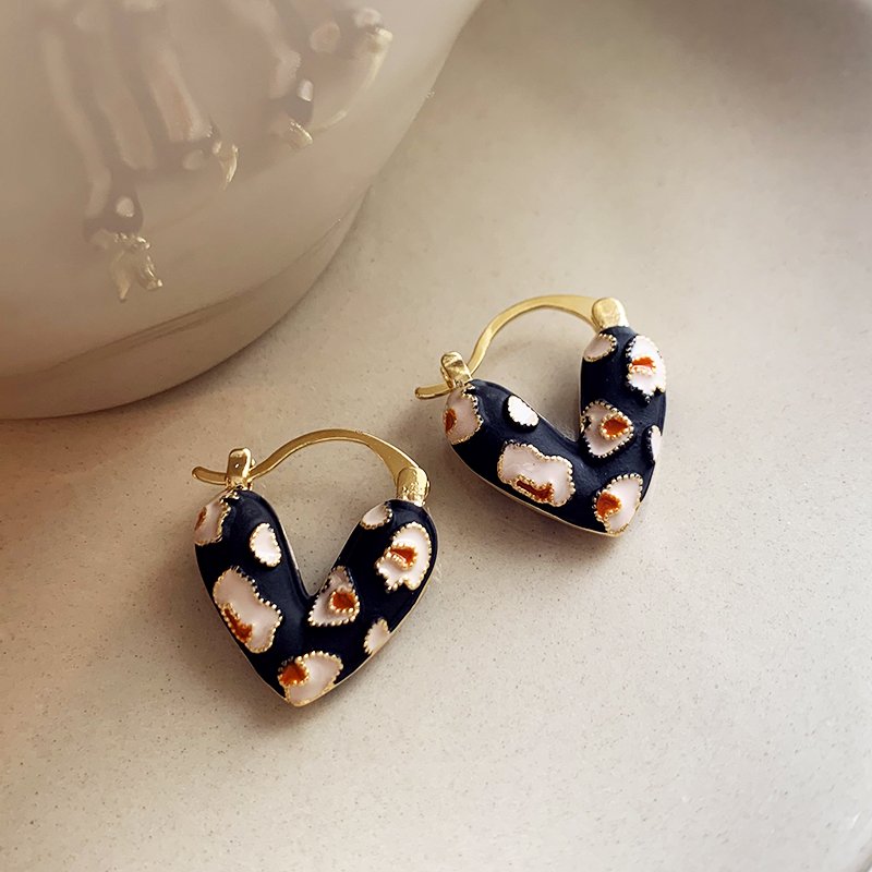 Double sided heart-shaped earrings with contrasting colors and patterns, female 2024 new popular item, light luxury and high-end temperament, atmospheric earring earrings