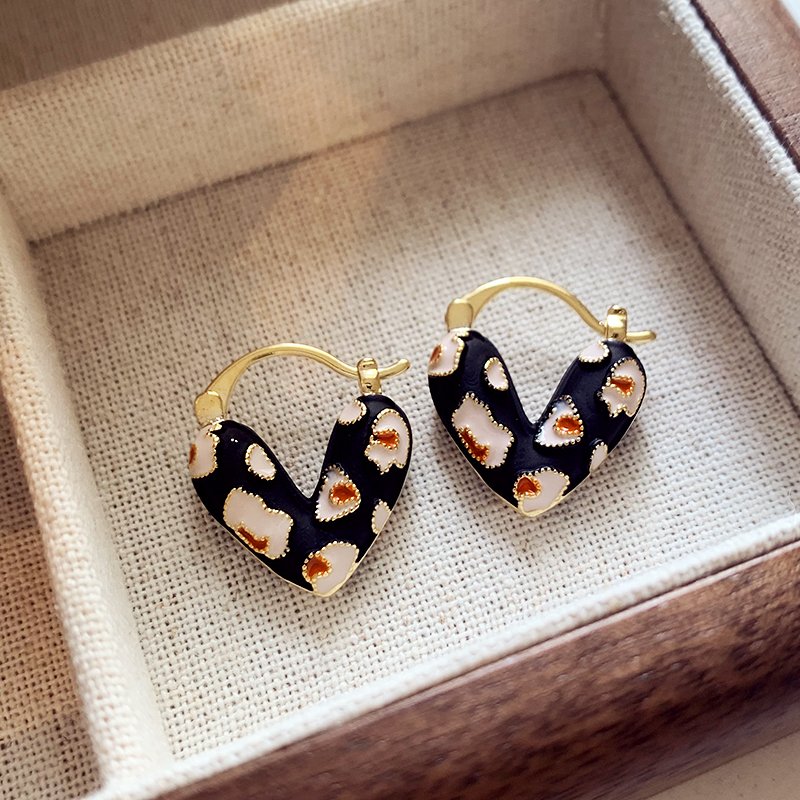 Double sided heart-shaped earrings with contrasting colors and patterns, female 2024 new popular item, light luxury and high-end temperament, atmospheric earring earrings