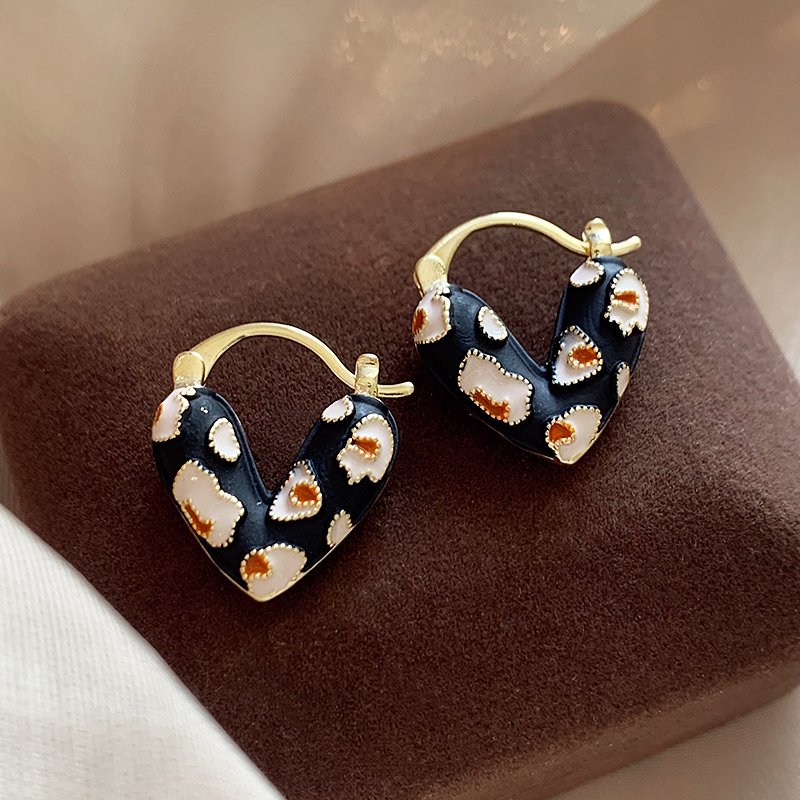 Double sided heart-shaped earrings with contrasting colors and patterns, female 2024 new popular item, light luxury and high-end temperament, atmospheric earring earrings