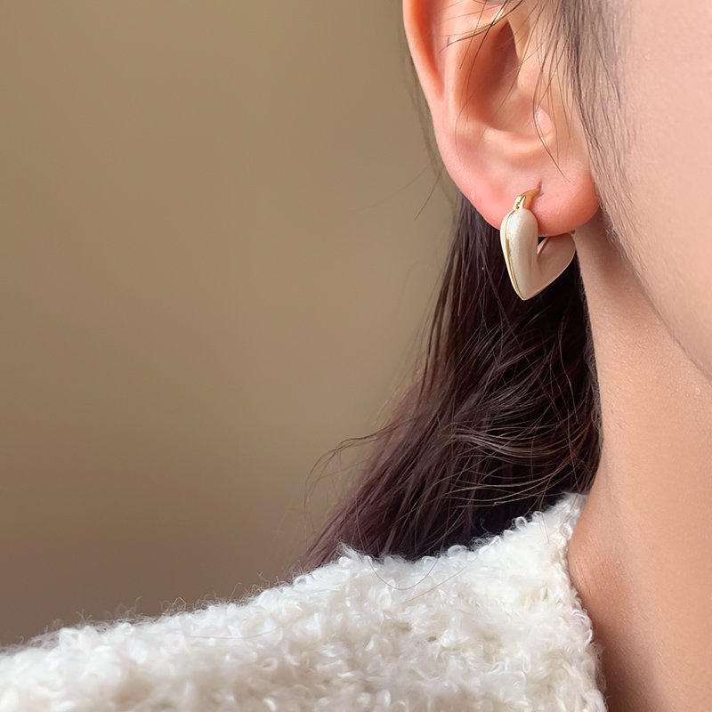 Drip Glazed Love Earrings for Women 2024 New Popular Style, High Grade Ear Buckle, Light Luxury Style, Small Niche Ear Accessories