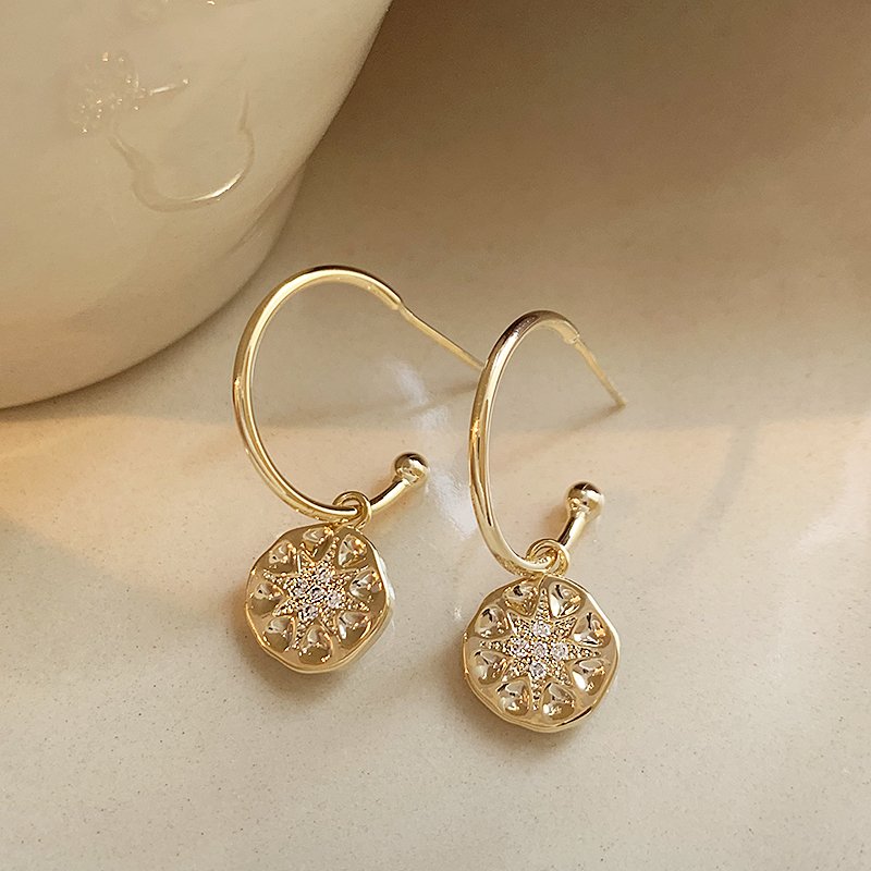 Eight pointed star earrings for women 2024 new popular style, high-end and fashionable earrings, unique temperament, light luxury earrings