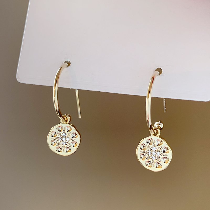 Eight pointed star earrings for women 2024 new popular style, high-end and fashionable earrings, unique temperament, light luxury earrings