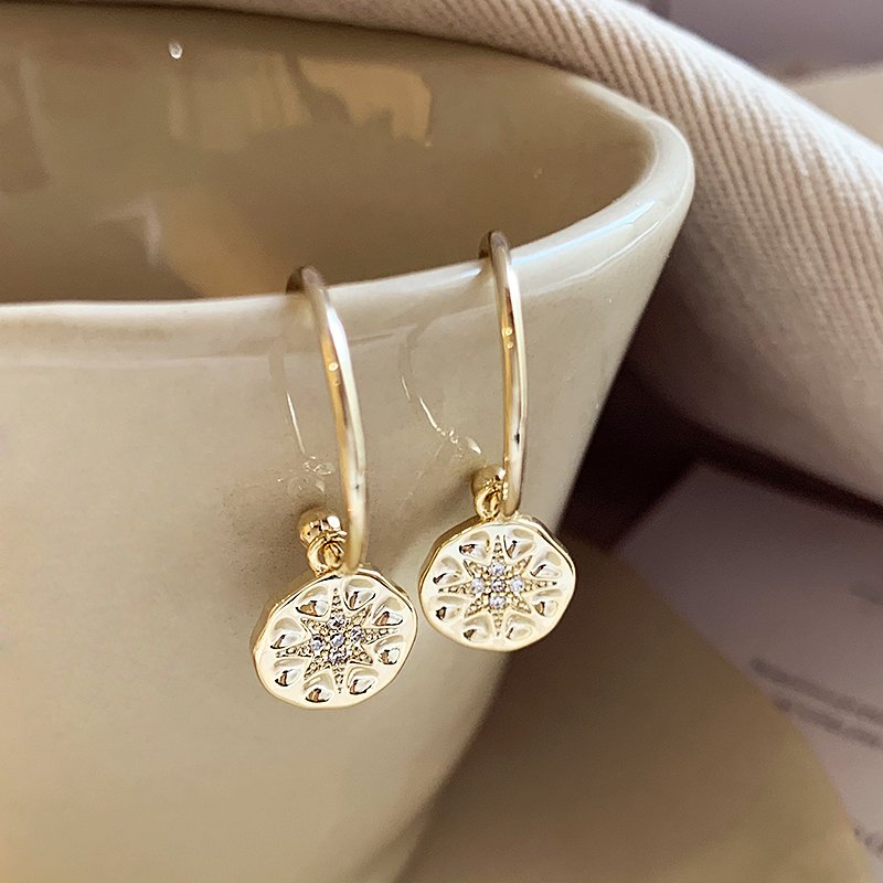 Eight pointed star earrings for women 2024 new popular style, high-end and fashionable earrings, unique temperament, light luxury earrings