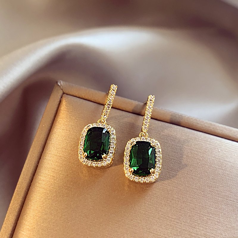 Emerald earrings with feminine temperament, compact earrings, light luxury and high-end earrings, 2024 new popular unique ear accessories