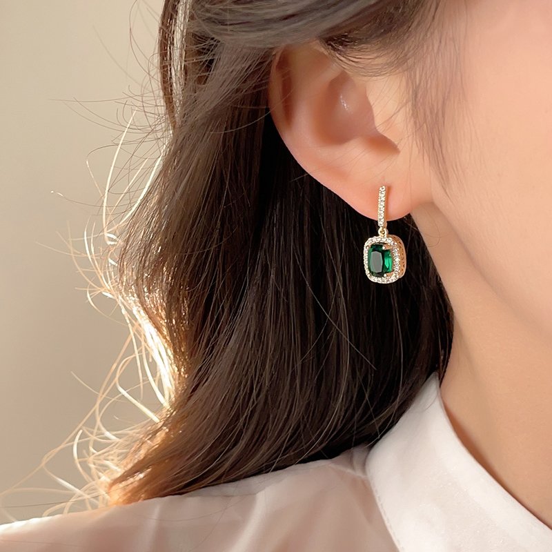 Emerald earrings with feminine temperament, compact earrings, light luxury and high-end earrings, 2024 new popular unique ear accessories