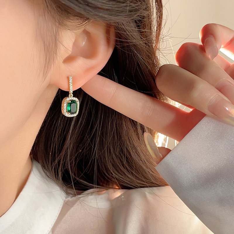 Emerald earrings with feminine temperament, compact earrings, light luxury and high-end earrings, 2024 new popular unique ear accessories