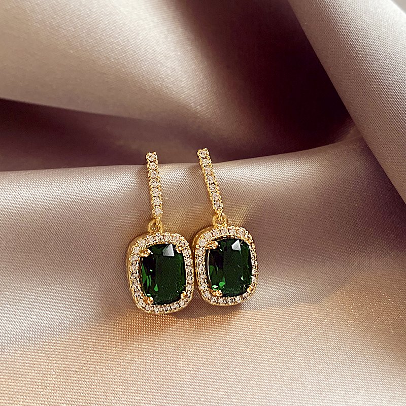 Emerald earrings with feminine temperament, compact earrings, light luxury and high-end earrings, 2024 new popular unique ear accessories