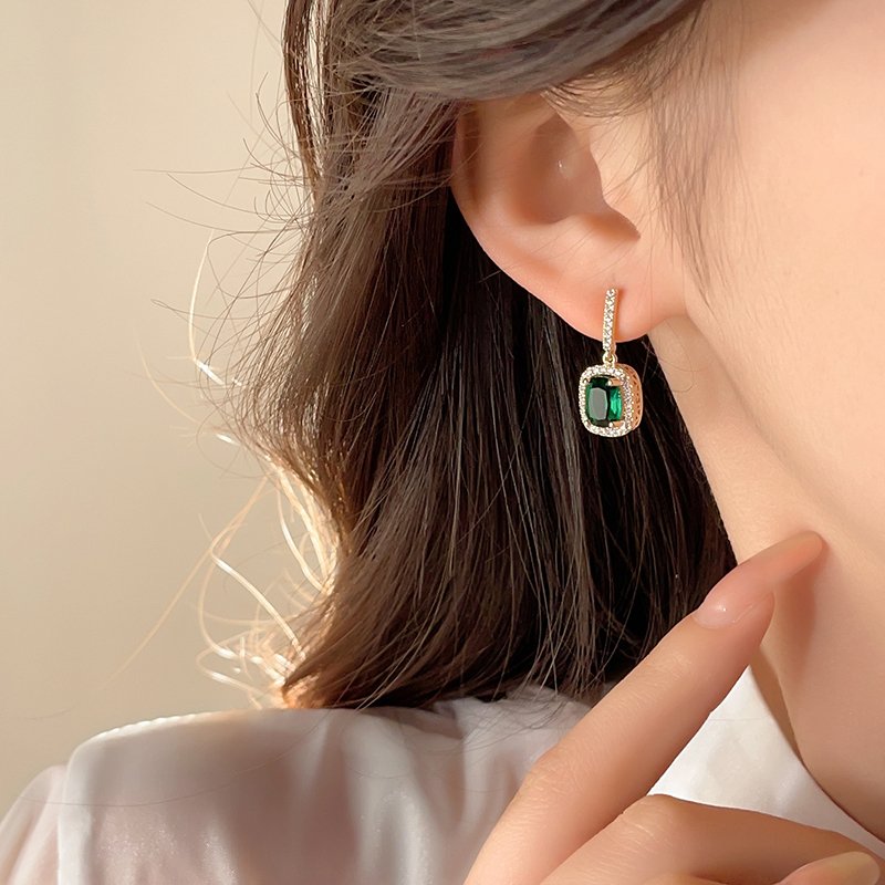 Emerald earrings with feminine temperament, compact earrings, light luxury and high-end earrings, 2024 new popular unique ear accessories