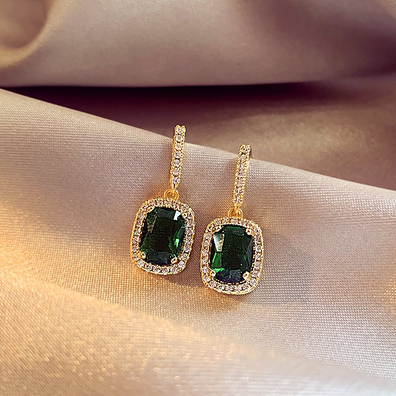 Emerald earrings with feminine temperament, compact earrings, light luxury and high-end earrings, 2024 new popular unique ear accessories