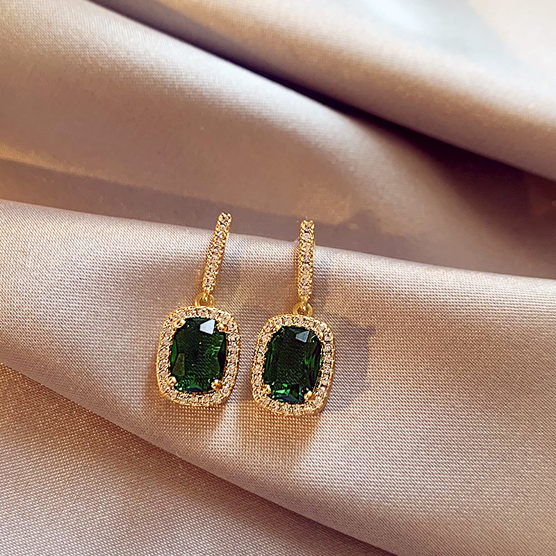 Emerald earrings with feminine temperament, compact earrings, light luxury and high-end earrings, 2024 new popular unique ear accessories