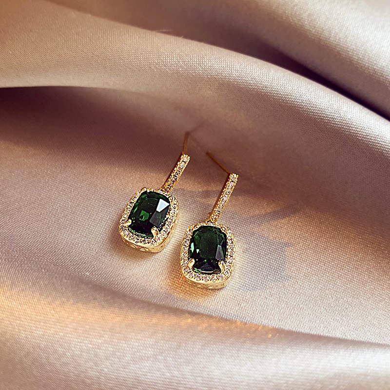 Emerald earrings with feminine temperament, compact earrings, light luxury and high-end earrings, 2024 new popular unique ear accessories