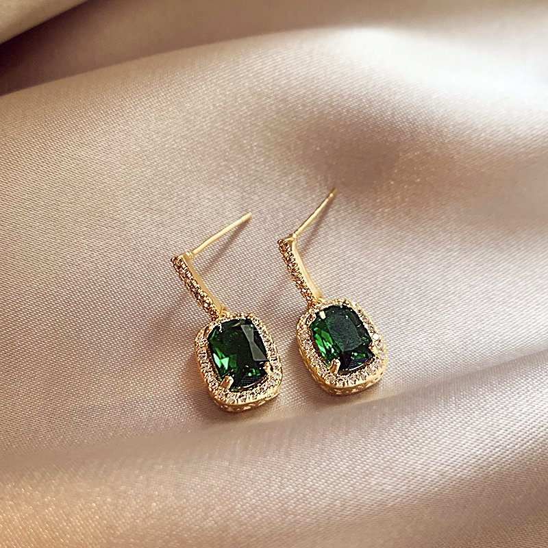 Emerald earrings with feminine temperament, compact earrings, light luxury and high-end earrings, 2024 new popular unique ear accessories