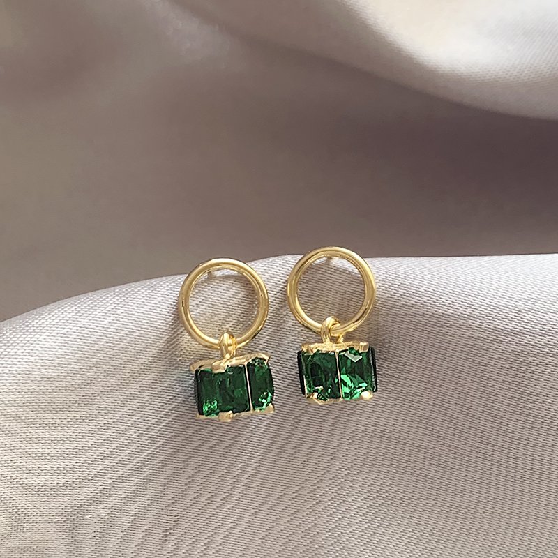 Emerald square gemstone earrings for women with a high-end and elegant temperament. 2024 new popular and unique niche earrings