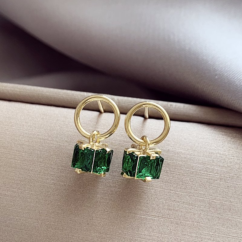 Emerald square gemstone earrings for women with a high-end and elegant temperament. 2024 new popular and unique niche earrings