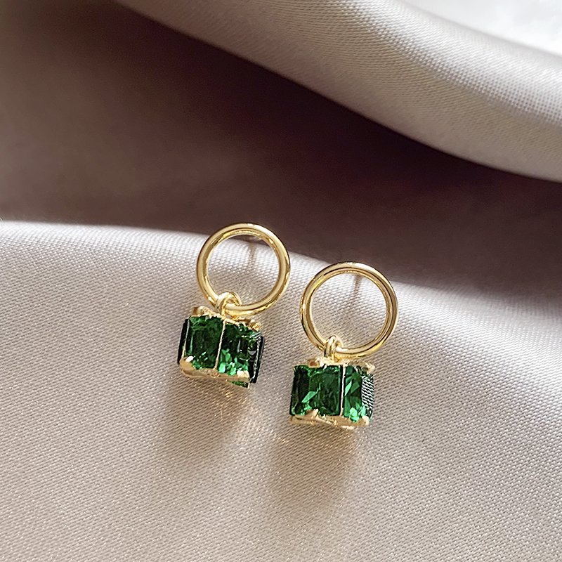 Emerald square gemstone earrings for women with a high-end and elegant temperament. 2024 new popular and unique niche earrings