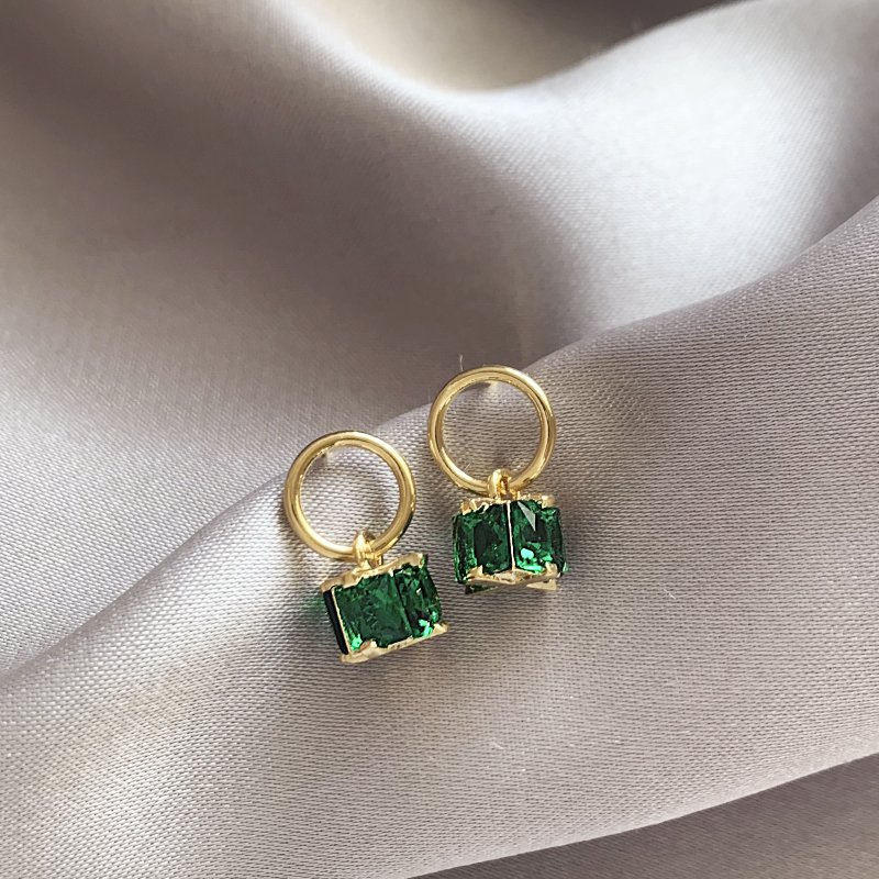 Emerald square gemstone earrings for women with a high-end and elegant temperament. 2024 new popular and unique niche earrings