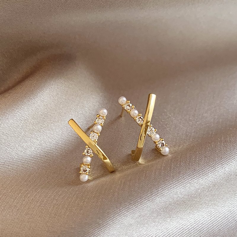 Exquisite and compact cross pearl earrings for women with a high-end feel, light luxury earrings, 2024 new popular 925 silver stud post earrings