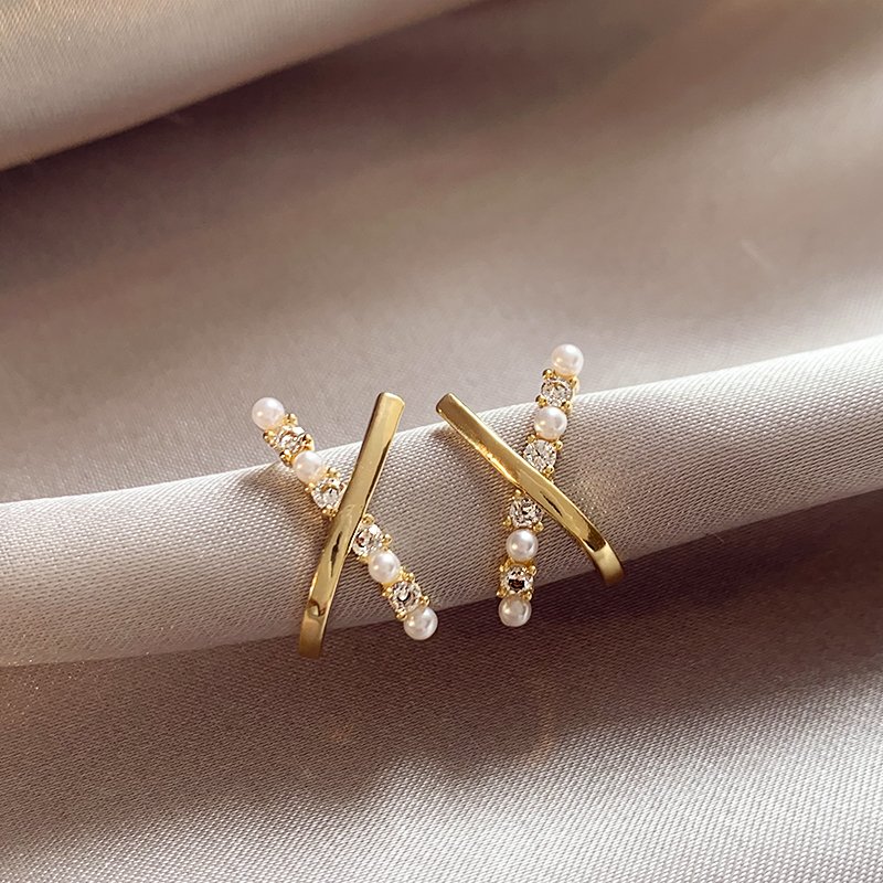 Exquisite and compact cross pearl earrings for women with a high-end feel, light luxury earrings, 2024 new popular 925 silver stud post earrings