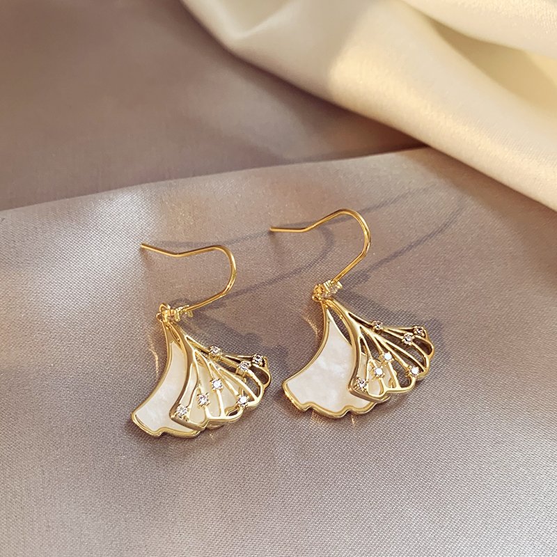 Fan shaped earrings, light luxury temperament earrings, 2024 new popular style, high-end fashion earrings, niche unique ear accessories