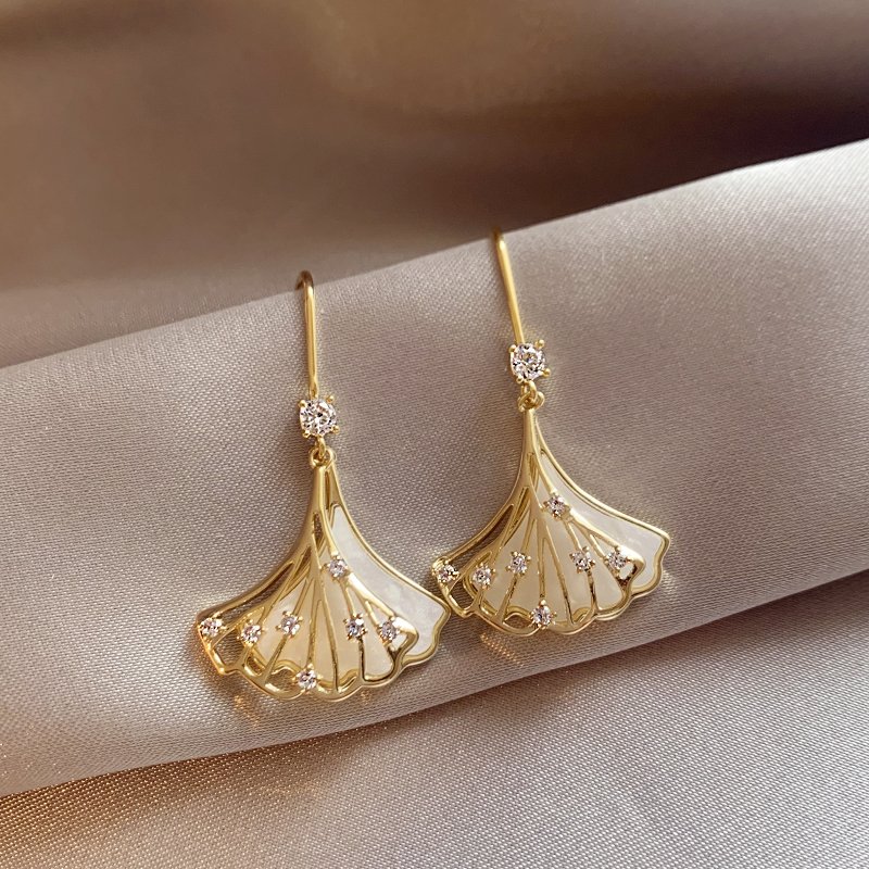 Fan shaped earrings, light luxury temperament earrings, 2024 new popular style, high-end fashion earrings, niche unique ear accessories