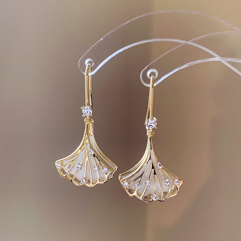 Fan shaped earrings, light luxury temperament earrings, 2024 new popular style, high-end fashion earrings, niche unique ear accessories