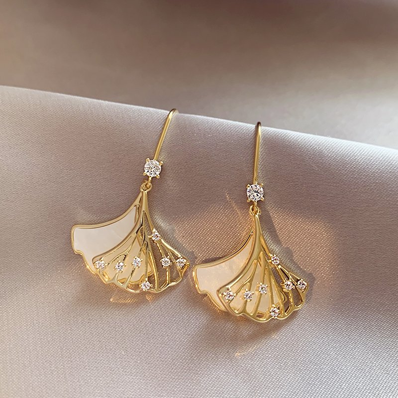 Fan shaped earrings, light luxury temperament earrings, 2024 new popular style, high-end fashion earrings, niche unique ear accessories