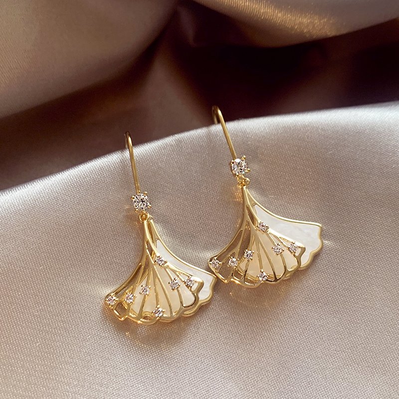 Fan shaped earrings, light luxury temperament earrings, 2024 new popular style, high-end fashion earrings, niche unique ear accessories