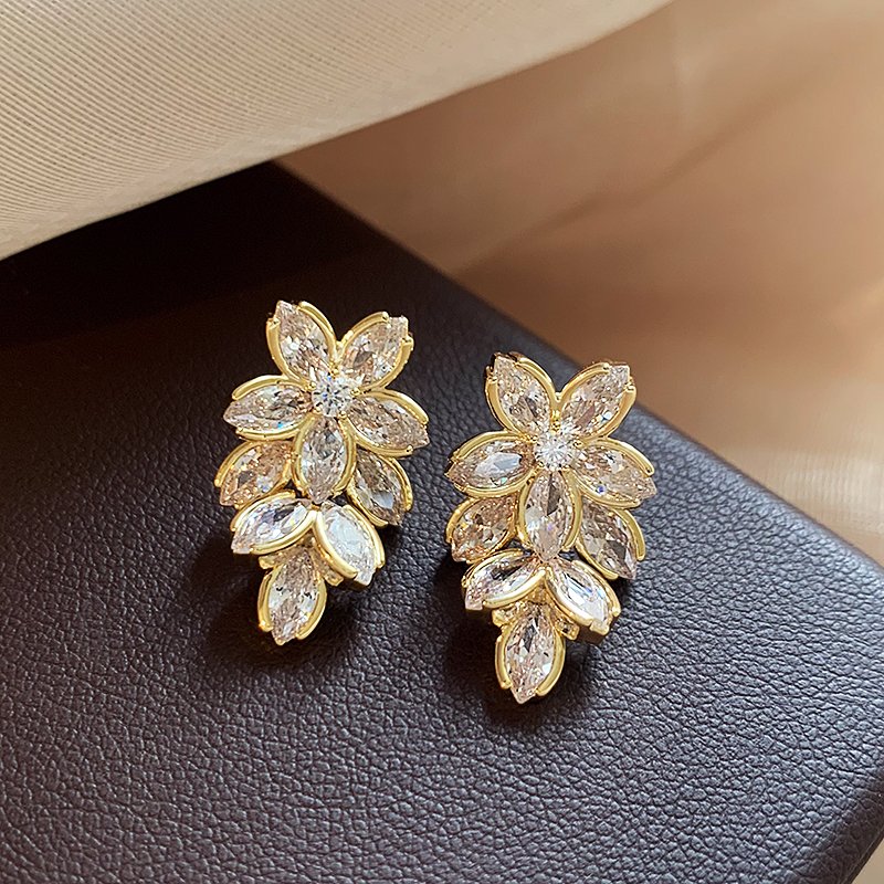 Five petal zircon flower earrings, women's light luxury niche earrings, 2024 new explosive high-end earrings, unique earrings