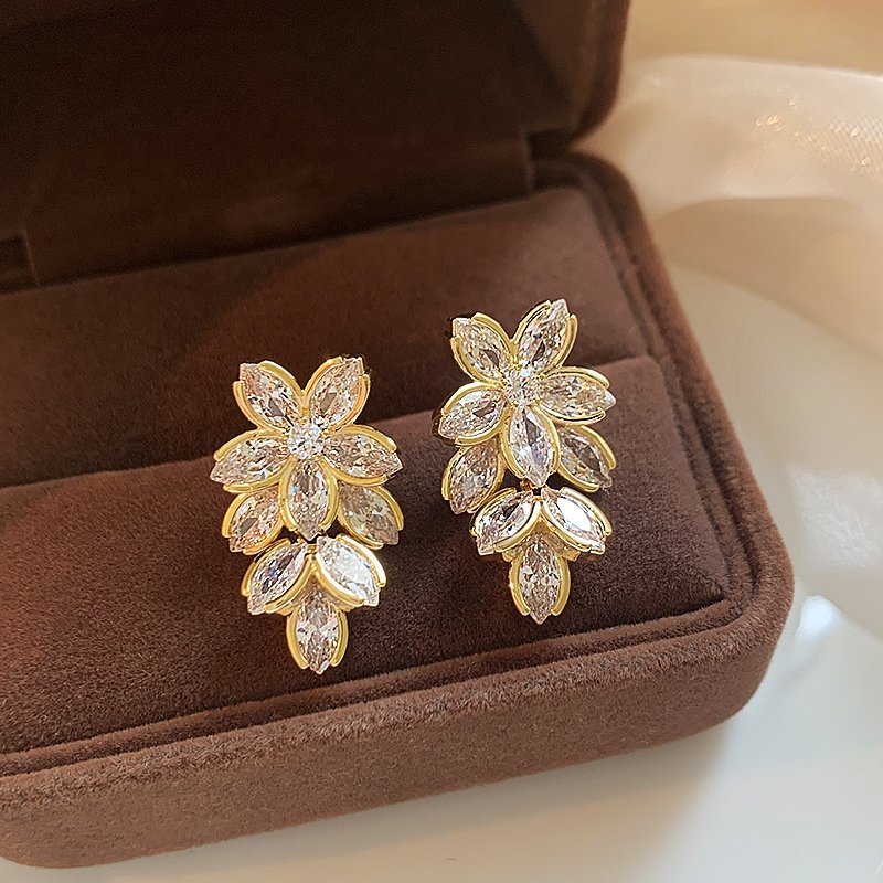 Five petal zircon flower earrings, women's light luxury niche earrings, 2024 new explosive high-end earrings, unique earrings