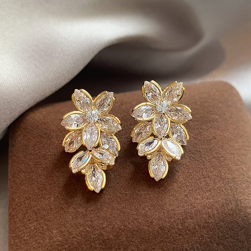 Five petal zircon flower earrings, women's light luxury niche earrings, 2024 new explosive high-end earrings, unique earrings