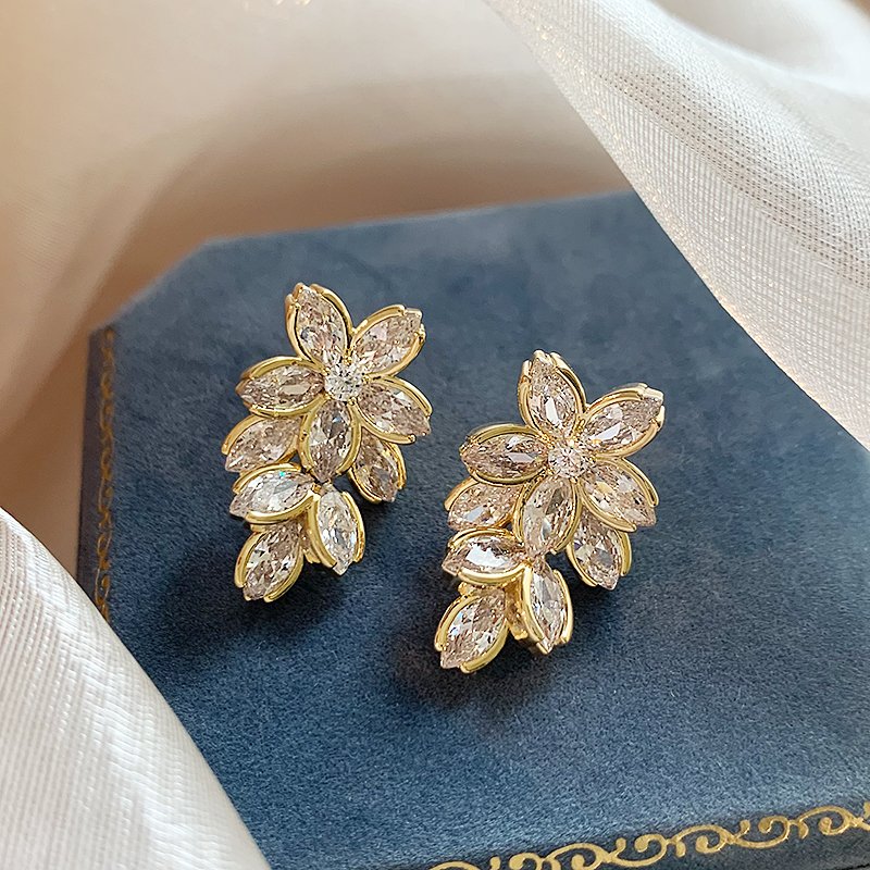 Five petal zircon flower earrings, women's light luxury niche earrings, 2024 new explosive high-end earrings, unique earrings