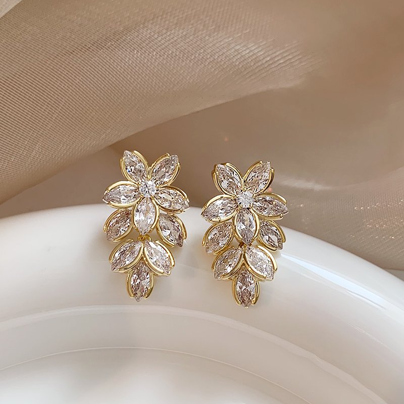 Five petal zircon flower earrings, women's light luxury niche earrings, 2024 new explosive high-end earrings, unique earrings