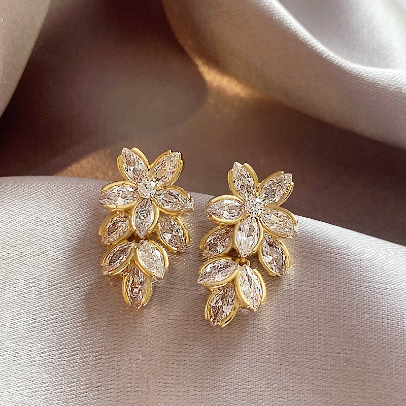 Five petal zircon flower earrings, women's light luxury niche earrings, 2024 new explosive high-end earrings, unique earrings