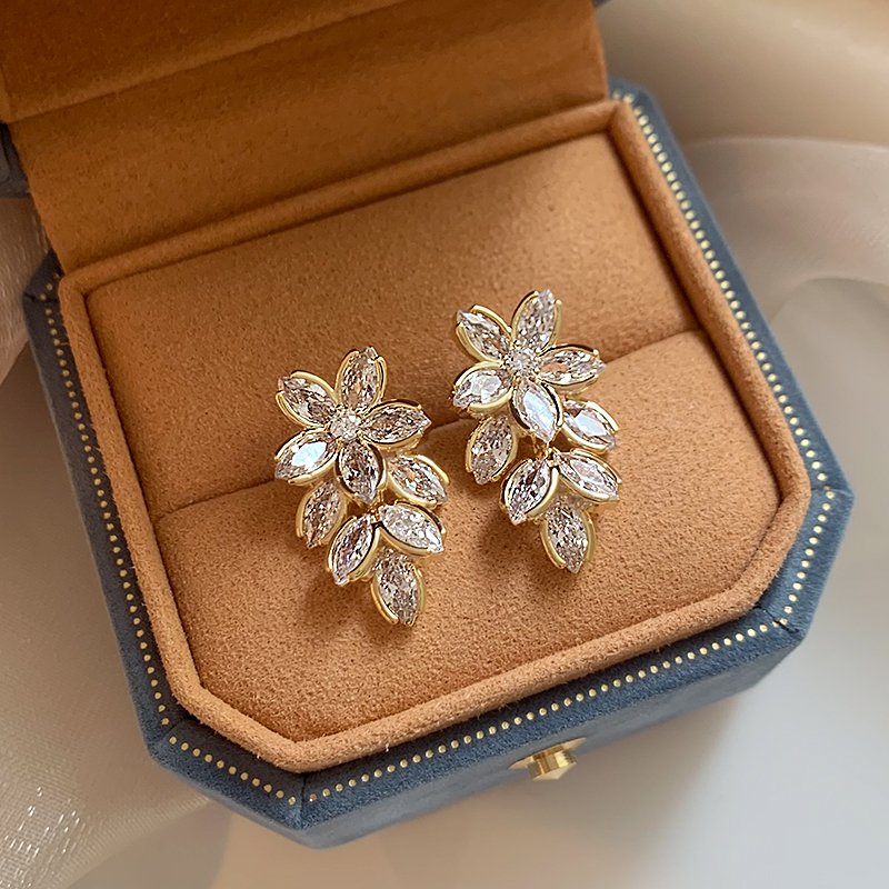 Five petal zircon flower earrings, women's light luxury niche earrings, 2024 new explosive high-end earrings, unique earrings