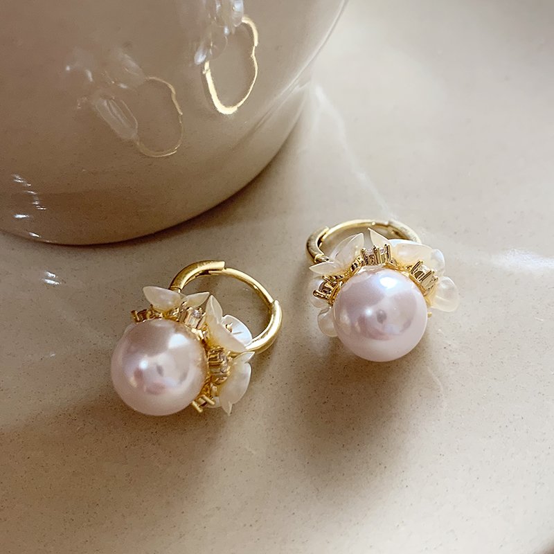 Flower Pearl Earrings for Women 2024 New Popular High end Earrings, Light Luxury, Small niche Earrings, Unique Charm Earrings