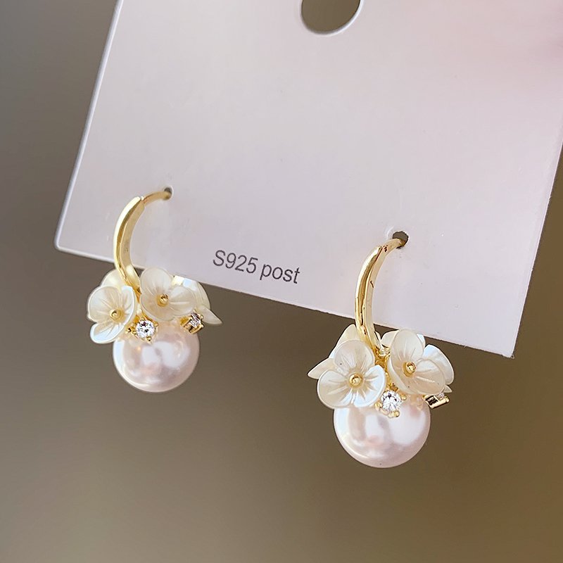 Flower Pearl Earrings for Women 2024 New Popular High end Earrings, Light Luxury, Small niche Earrings, Unique Charm Earrings