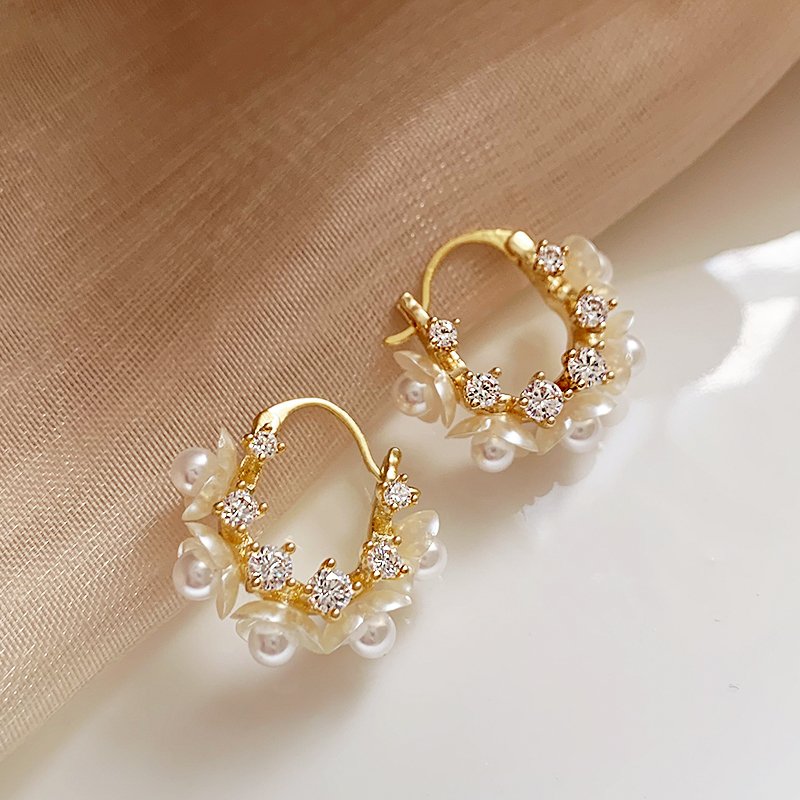 Flower Pearl Earrings for Women 2024 New Popular Style, High Grade, Unique Ear Buckle Style, Earnail Ear Accessories