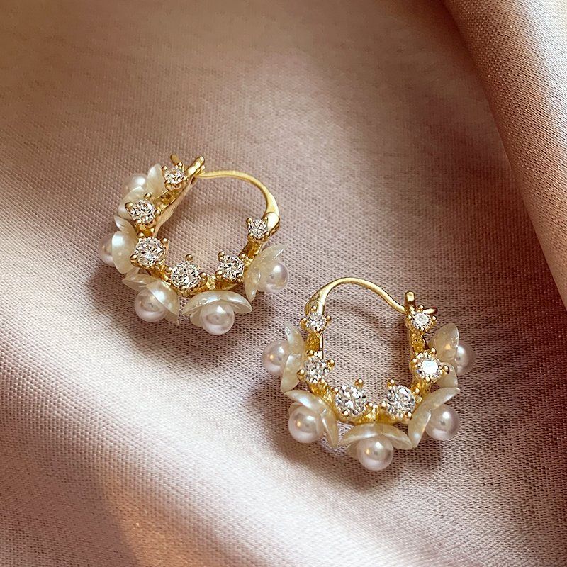 Flower Pearl Earrings for Women 2024 New Popular Style, High Grade, Unique Ear Buckle Style, Earnail Ear Accessories