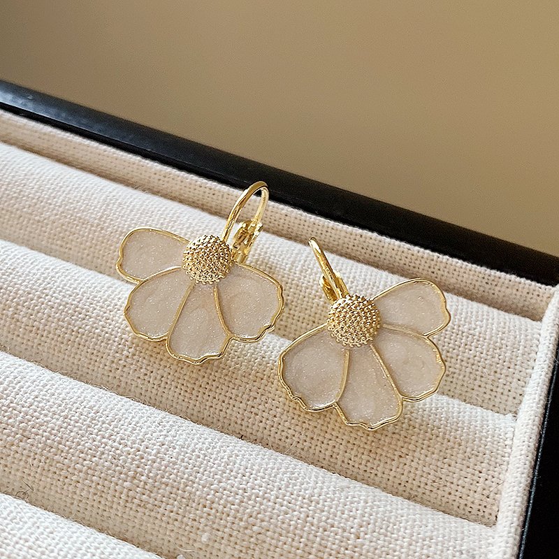 Flower earrings for women, light luxury, high-end feeling, 2024 new popular style, earrings, niche earrings, unique earrings