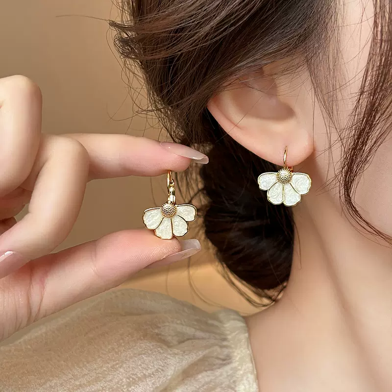 Flower earrings for women, light luxury, high-end feeling, 2024 new popular style, earrings, niche earrings, unique earrings