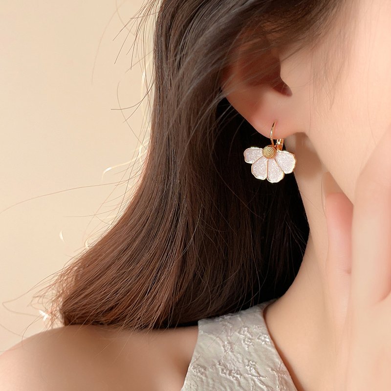 Flower earrings for women, light luxury, high-end feeling, 2024 new popular style, earrings, niche earrings, unique earrings