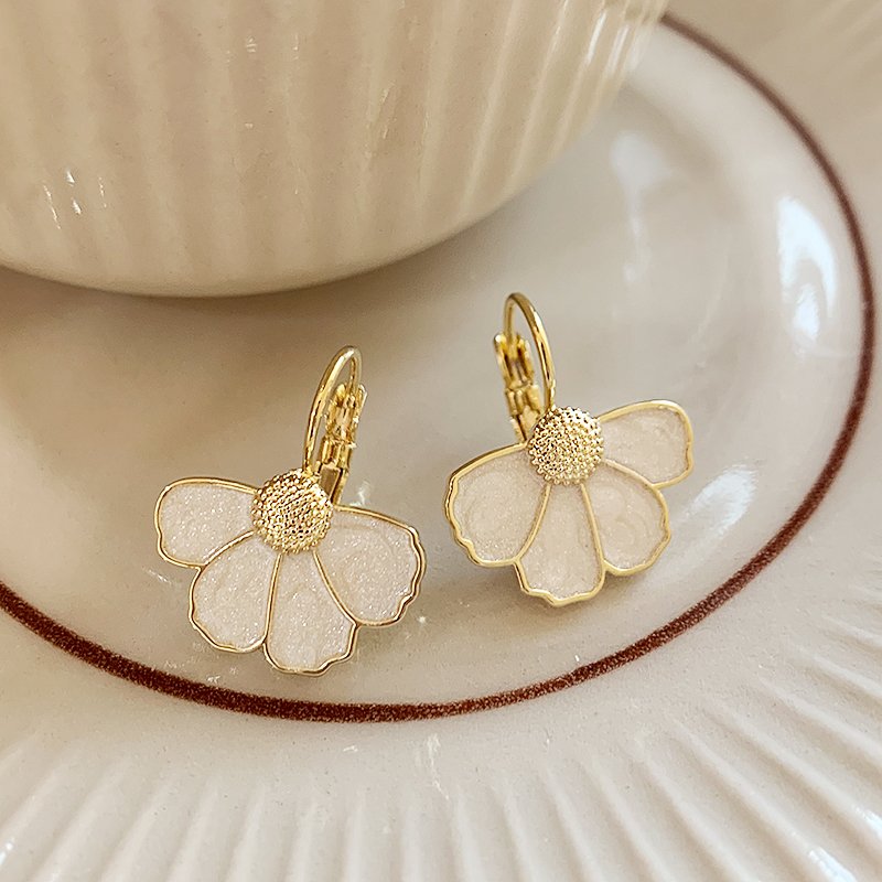 Flower earrings for women, light luxury, high-end feeling, 2024 new popular style, earrings, niche earrings, unique earrings