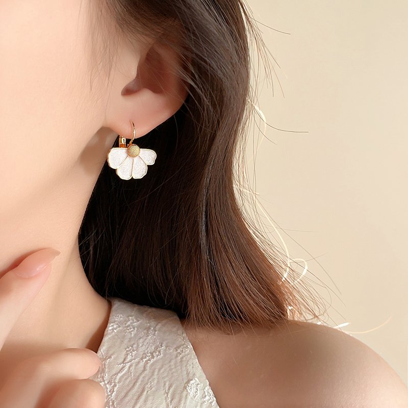 Flower earrings for women, light luxury, high-end feeling, 2024 new popular style, earrings, niche earrings, unique earrings