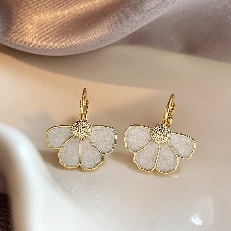 Flower earrings for women, light luxury, high-end feeling, 2024 new popular style, earrings, niche earrings, unique earrings